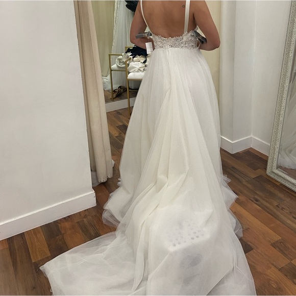 Custom Mira Zwillinger Wedding Dress. Size 6, fits more like a 2 - Picture 5 of 6